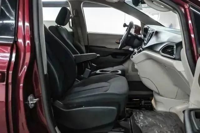 Used 2018 Chrysler Pacifica Touring Plus w/ Tire & Wheel Group FWD image 34