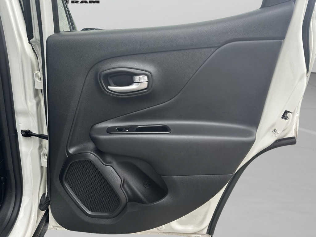 Certified 2023 Jeep Renegade Latitude AWD/4WD image 34