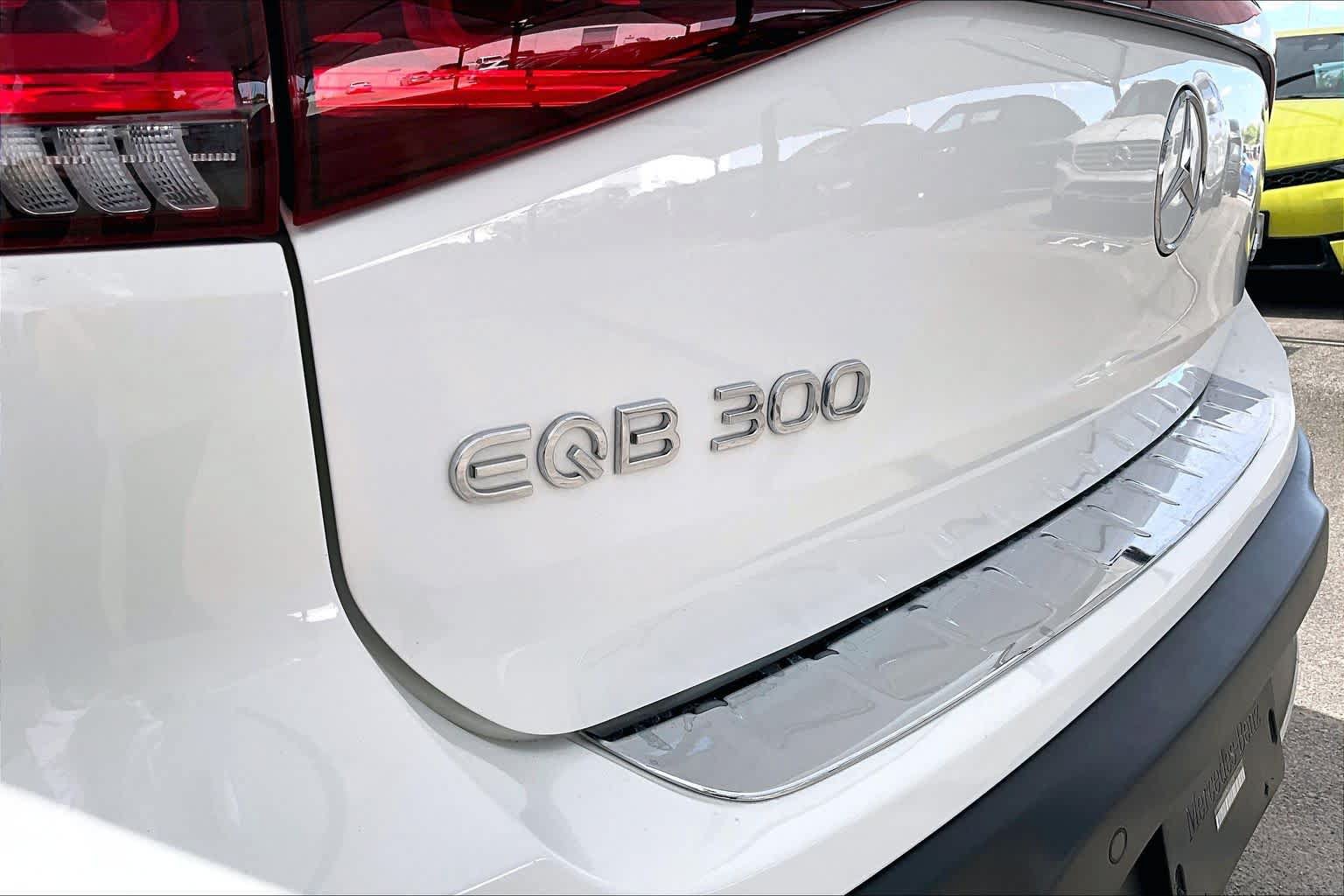 Certified 2023 Mercedes-Benz EQB 300 4MATIC w/ Exclusive Package image 30