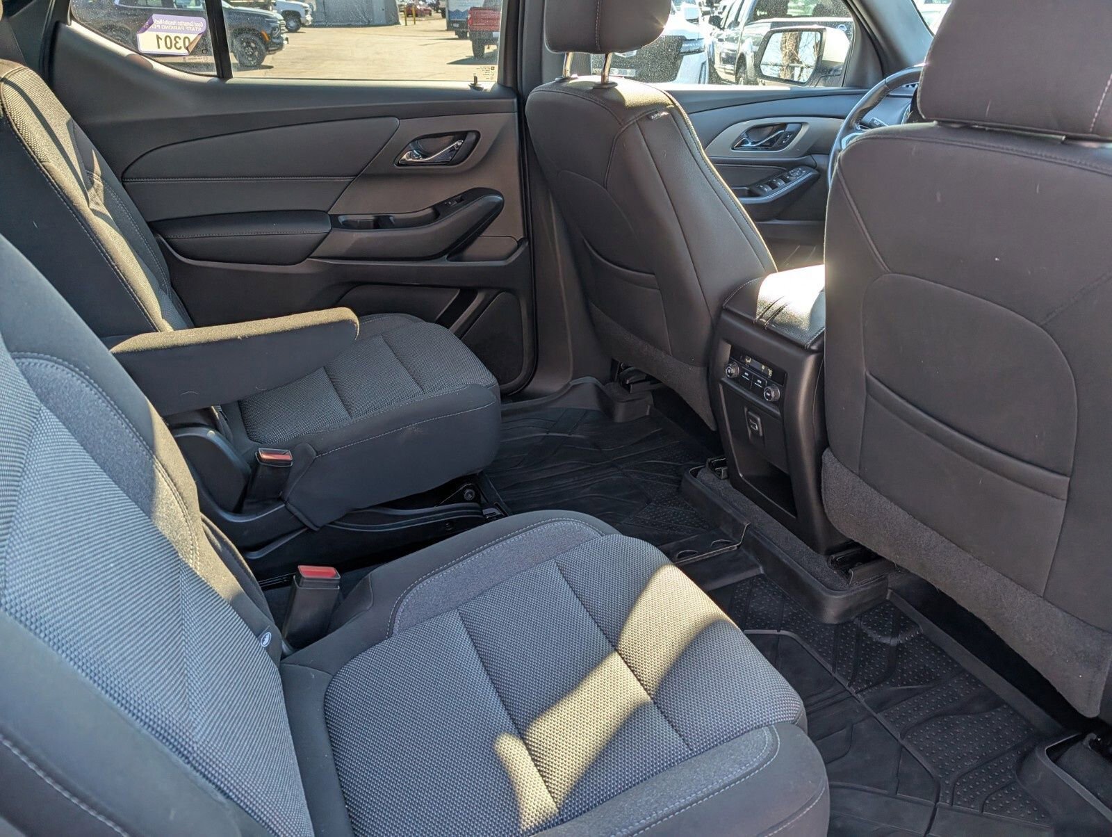 Used 2022 Chevrolet Traverse LT image 25