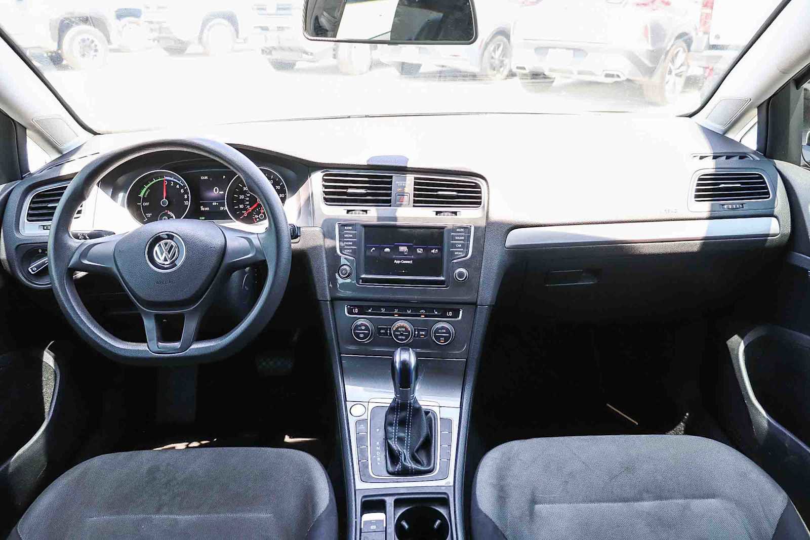 Used 2016 Volkswagen e-Golf SE w/ DC Fast Charging Package FWD image 12