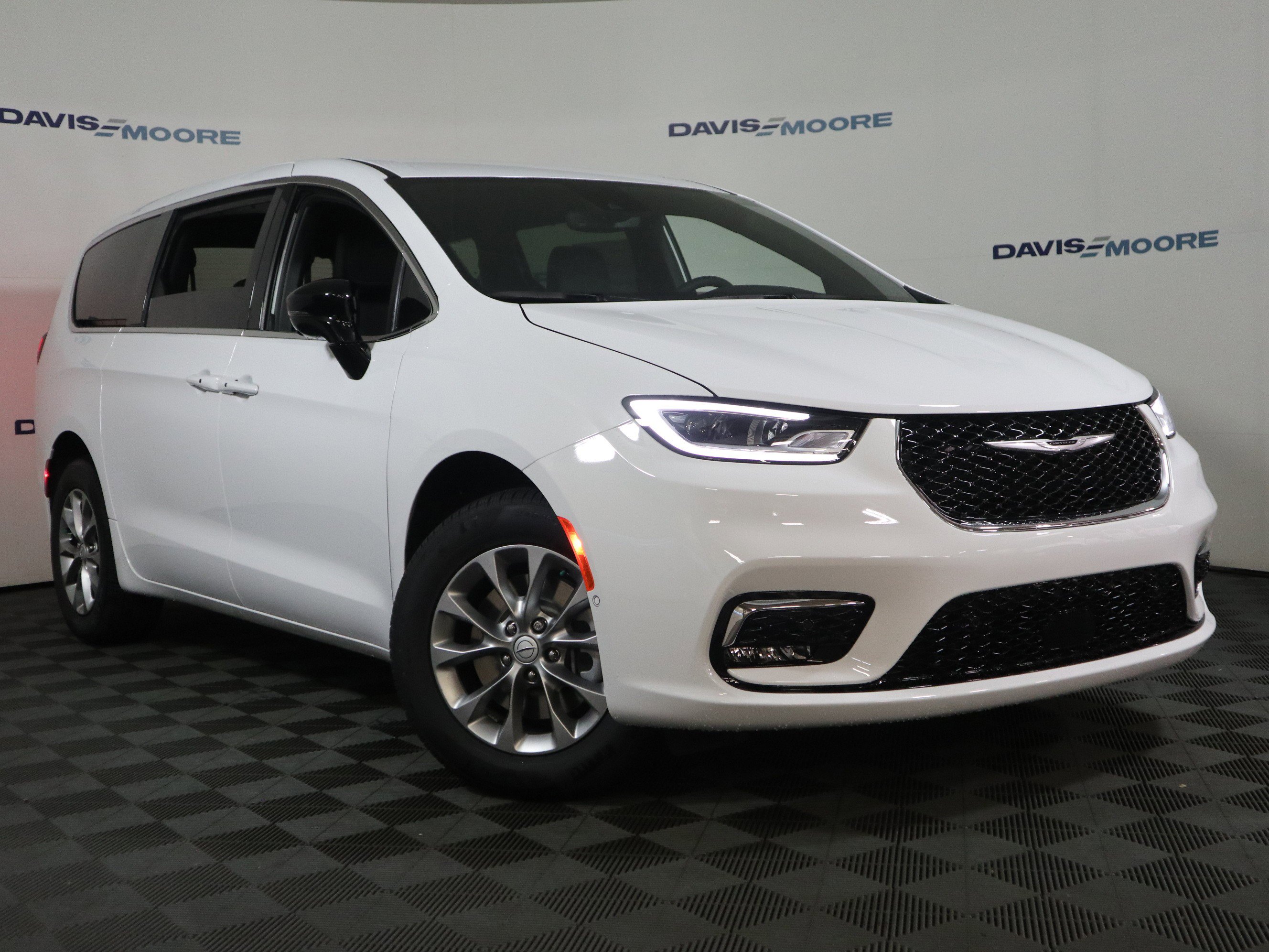 New 2026 Chrysler Pacifica Select image 2