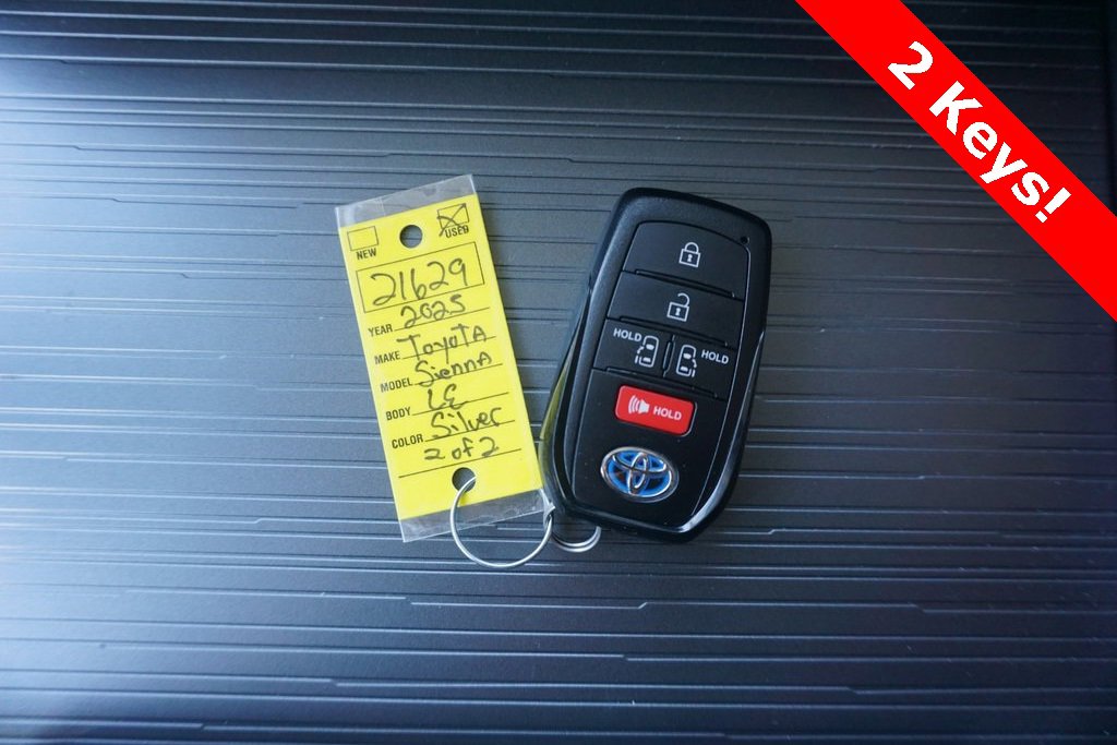 Used 2025 Toyota Sienna LE image 29