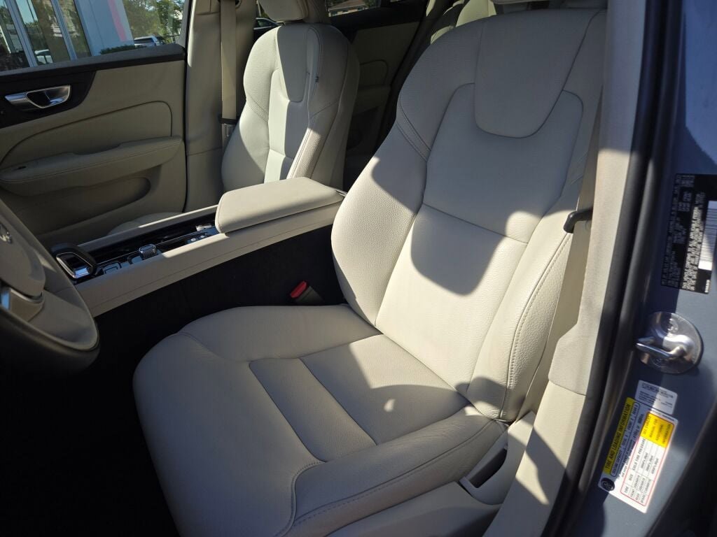 Used 2024 Volvo V60 B5 Cross Country Plus image 27