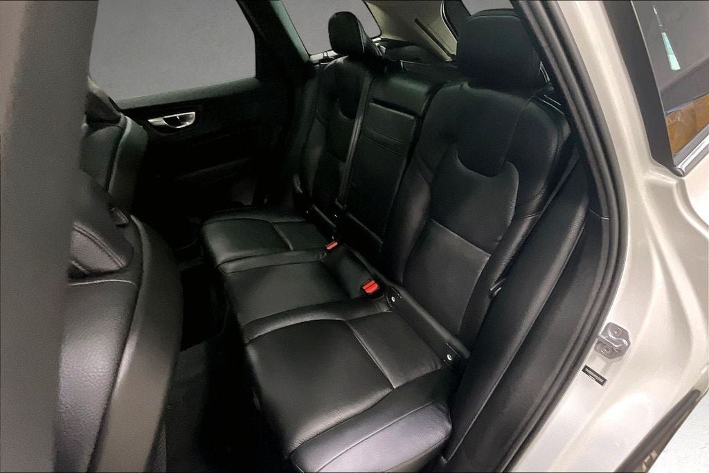 Used 2021 Volvo XC60 T5 Momentum w/ Premium Package AWD/4WD image 23