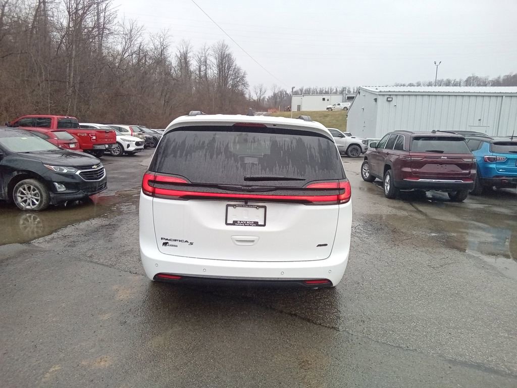 New 2026 Chrysler Pacifica Select w/ S Appearance Package image 5