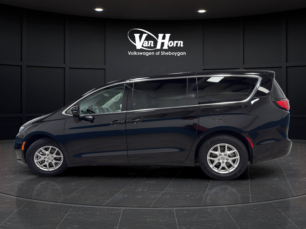 Used 2024 Chrysler Pacifica Touring-L FWD image 4
