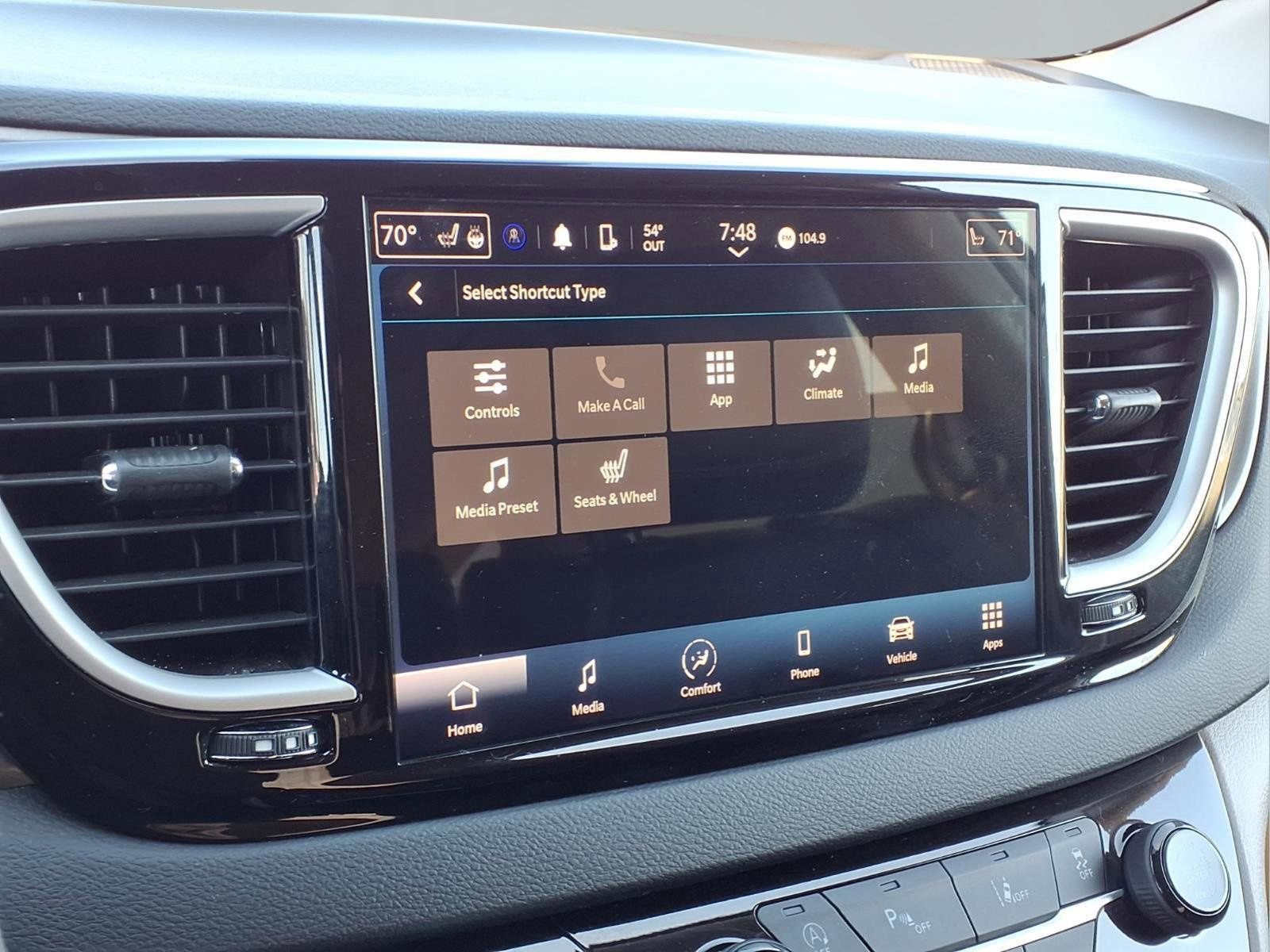 Used 2024 Chrysler Pacifica Touring-L image 4