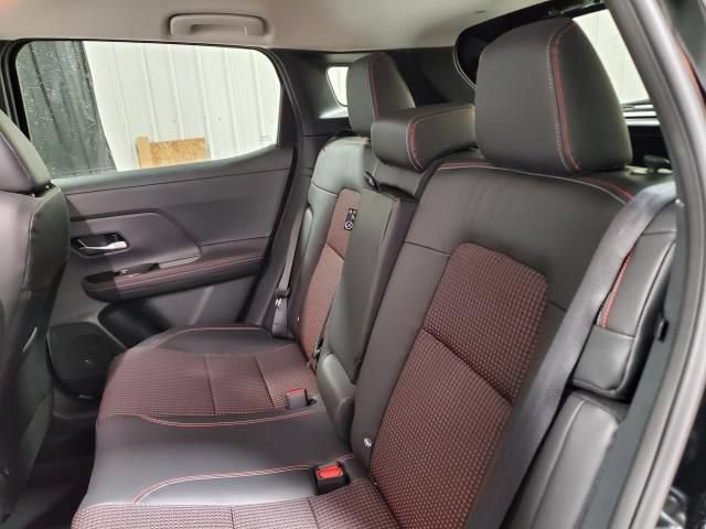 Used 2025 Nissan Kicks SR AWD/4WD image 8