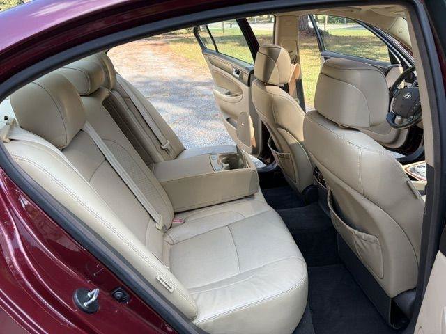 Used 2013 Hyundai Genesis 3.8 w/ Premium Pkg RWD image 8