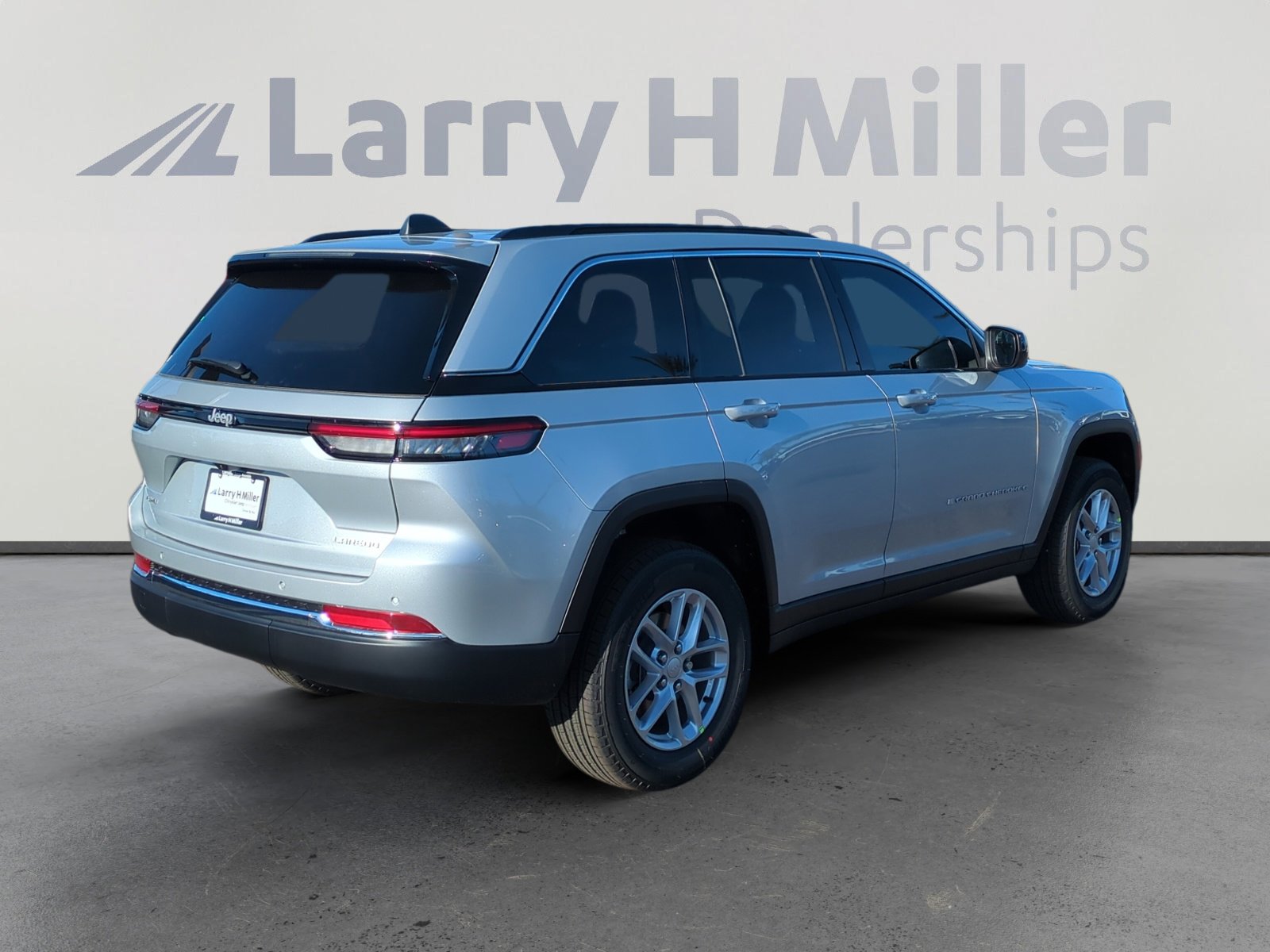 New 2025 Jeep Grand Cherokee Laredo w/ Luxury Tech Group I image 5