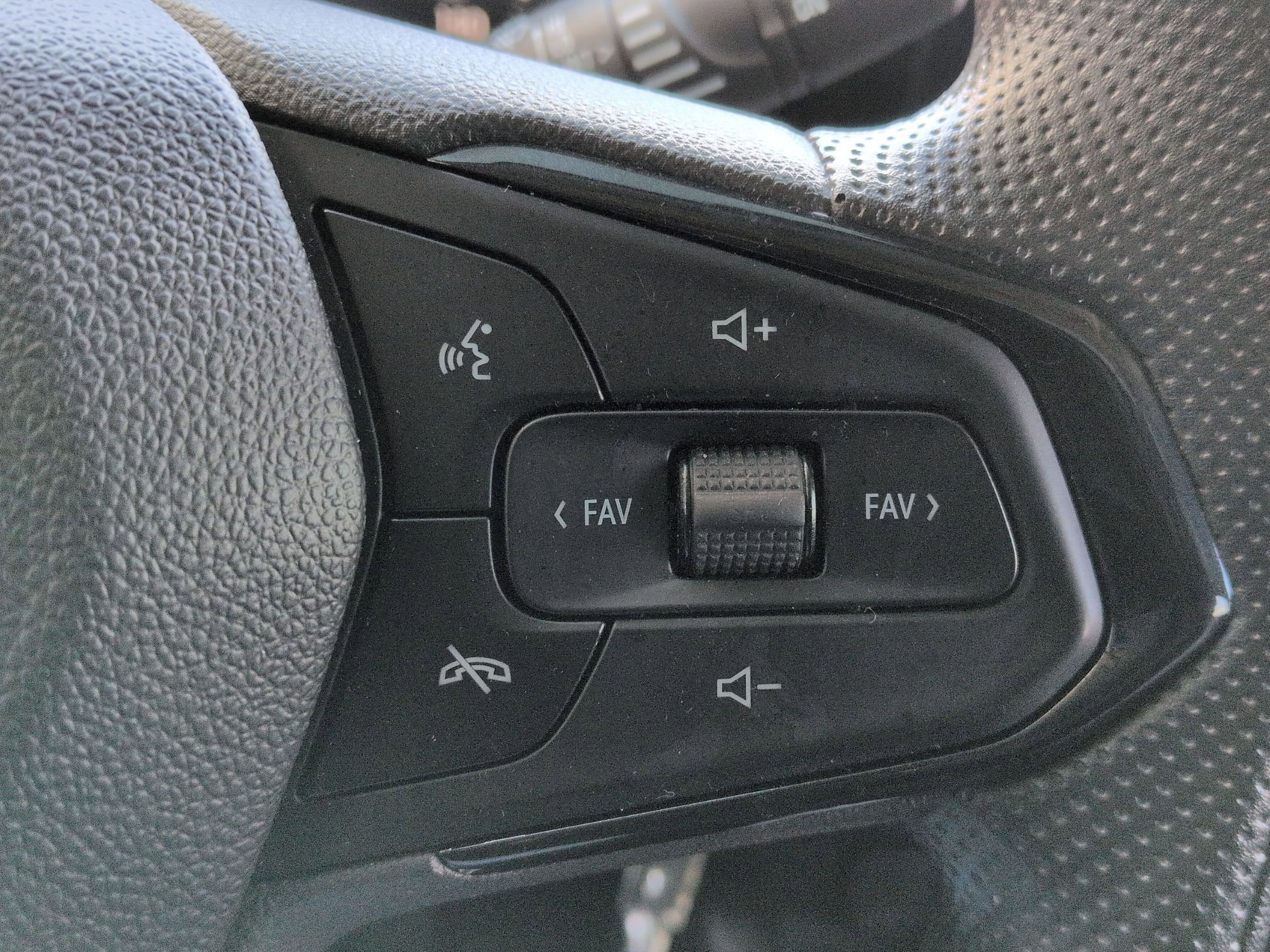 Used 2024 Chevrolet Trax LS w/ LS Convenience Package image 15