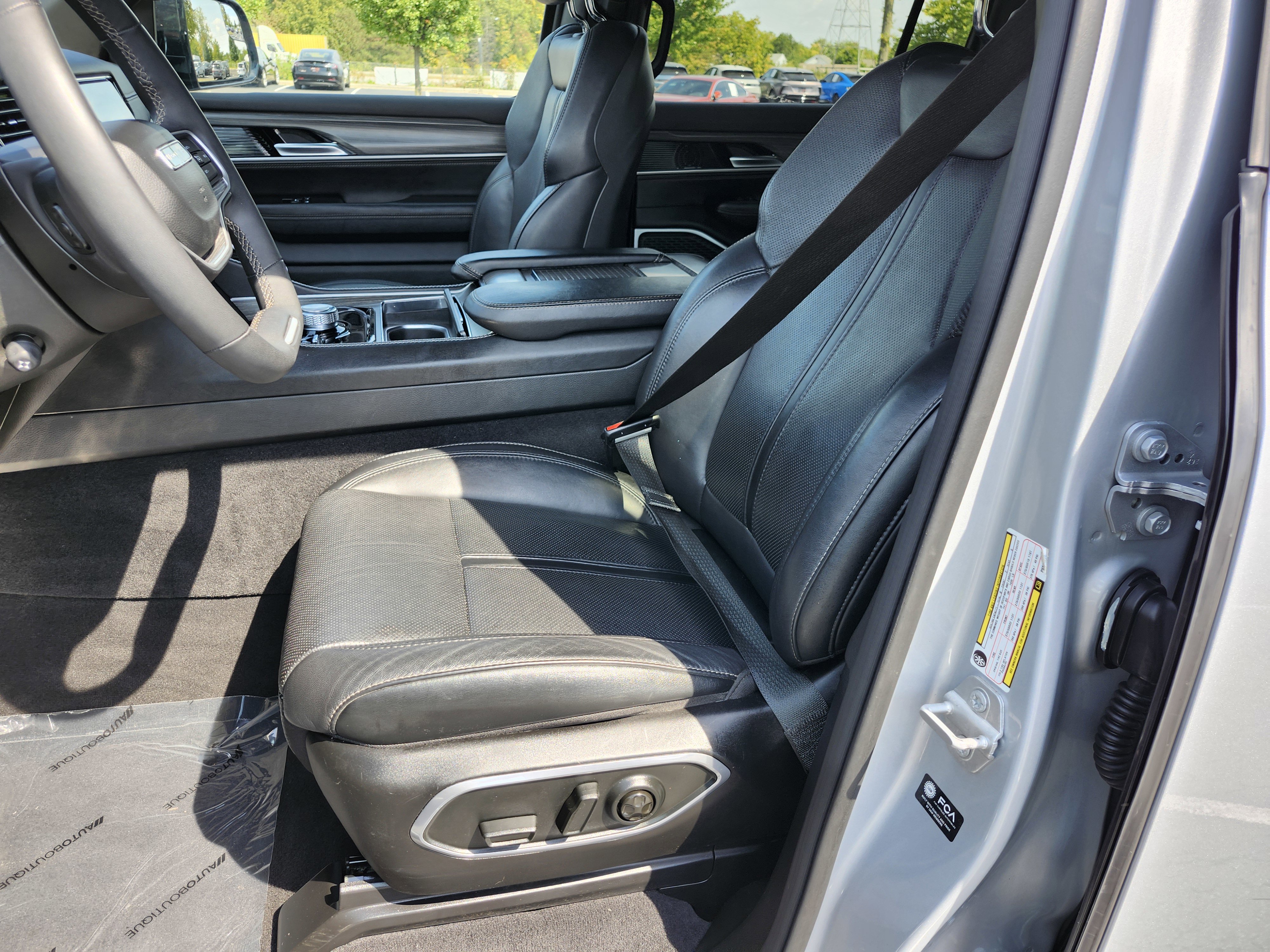 Used 2023 Jeep Wagoneer L Series II image 18