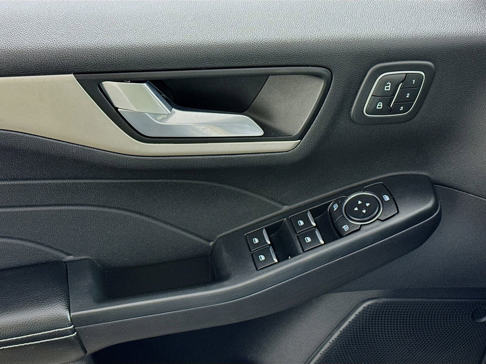 Used 2022 Ford Escape SEL w/ Technology Package image 14