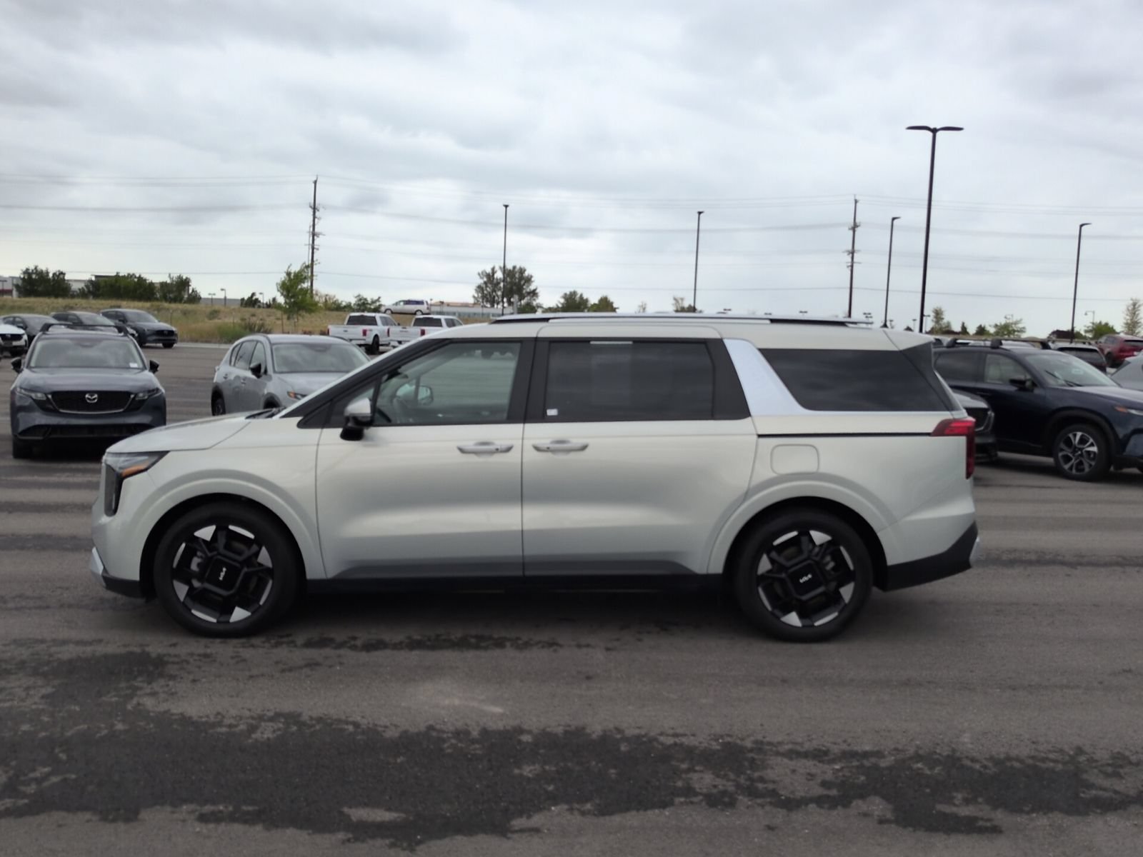 Used 2025 Kia Carnival EX FWD image 4