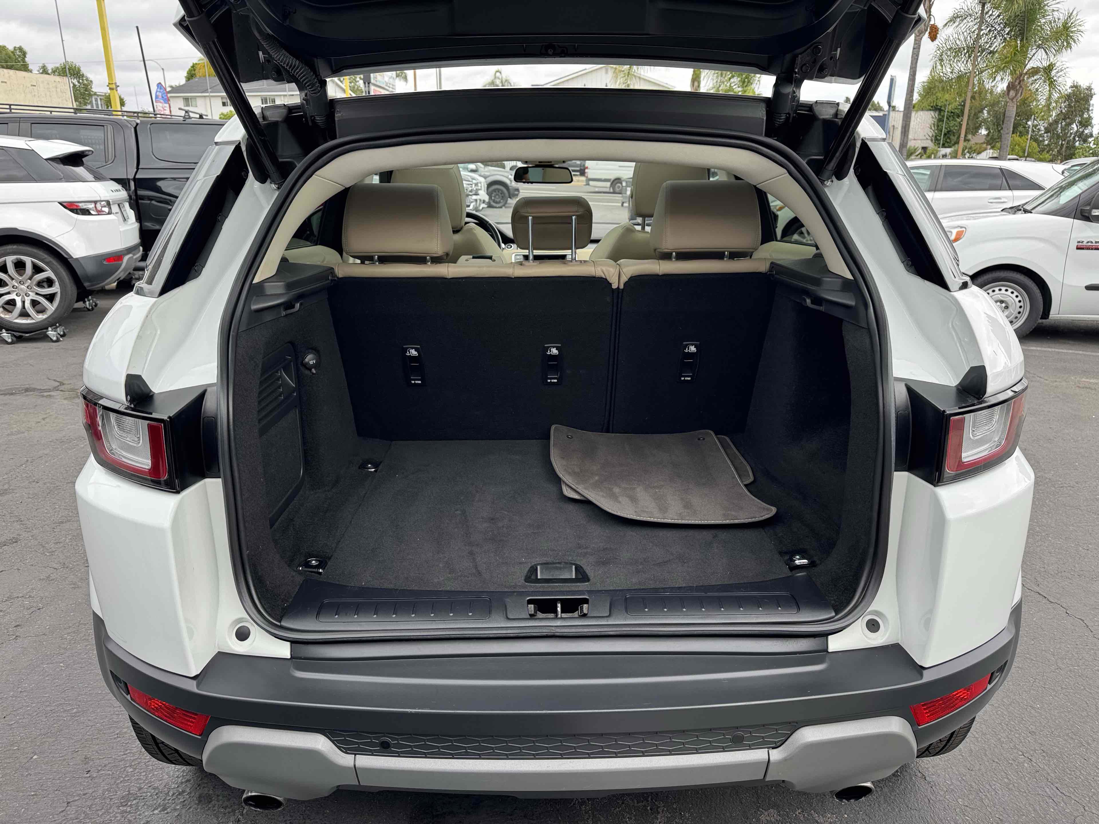 Used 2019 Land Rover Range Rover Evoque SE Premium AWD/4WD image 9