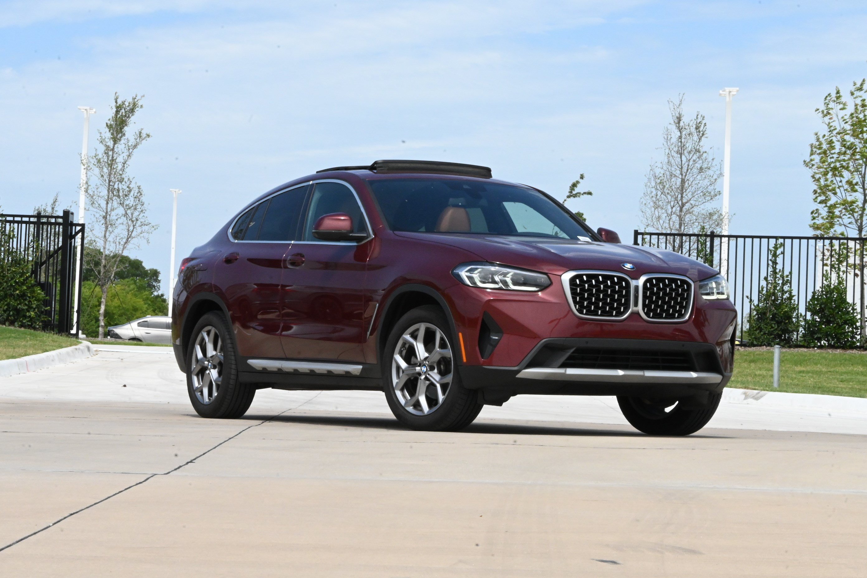 Certified 2025 BMW X4 xDrive30i AWD/4WD image 2