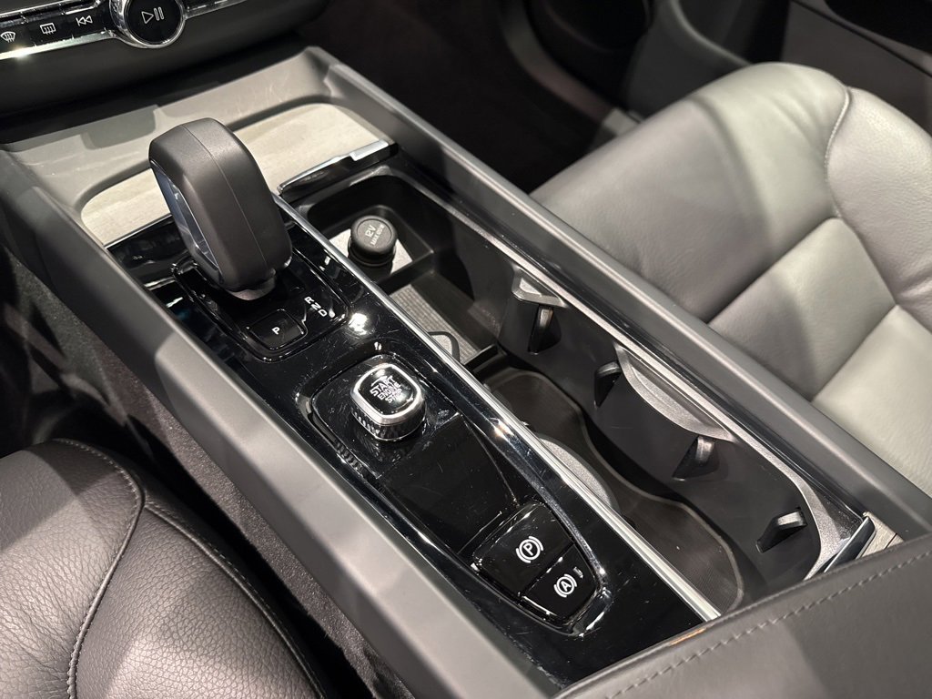 Used 2025 Volvo XC60 B5 Plus image 19