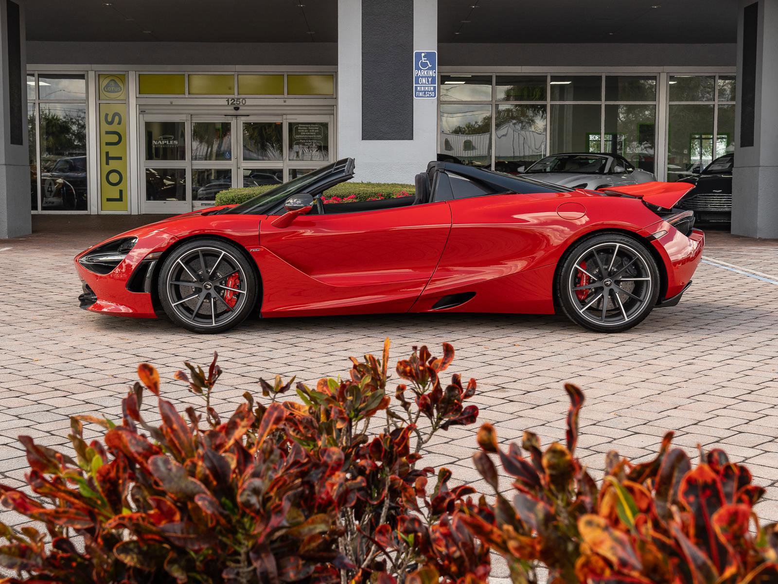 Used 2020 McLaren 720S Performance RWD image 23