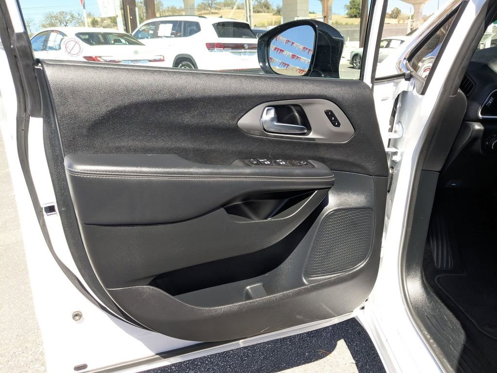 Used 2025 Chrysler Pacifica Select image 14