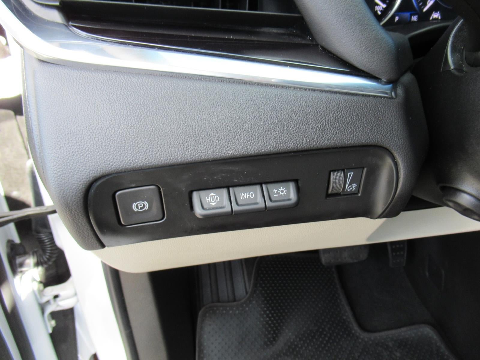 Used 2023 Buick Enclave Avenir w/ Avenir Technology Package FWD image 19