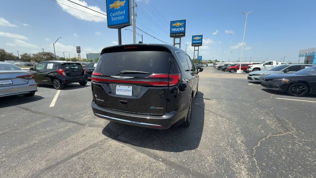 Used 2023 Chrysler Pacifica Touring-L FWD image 7