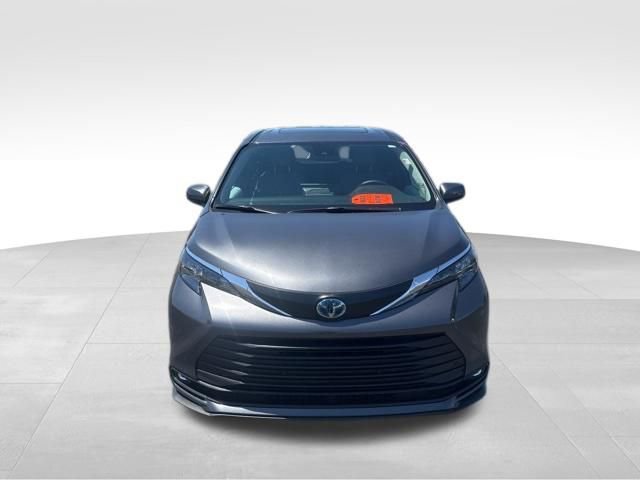 Used 2025 Toyota Sienna XLE image 8