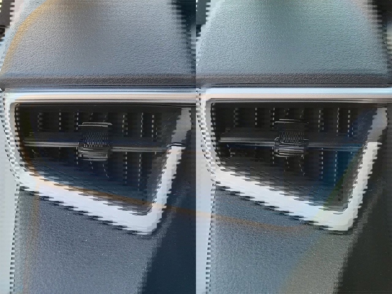 Used 2025 Toyota Corolla LE image 30