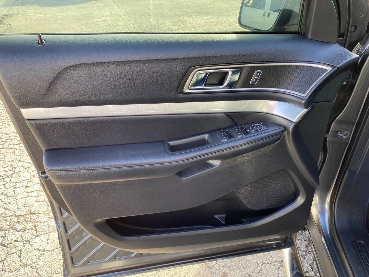 Used 2016 Ford Explorer XLT w/ Equipment Group 202A image 12