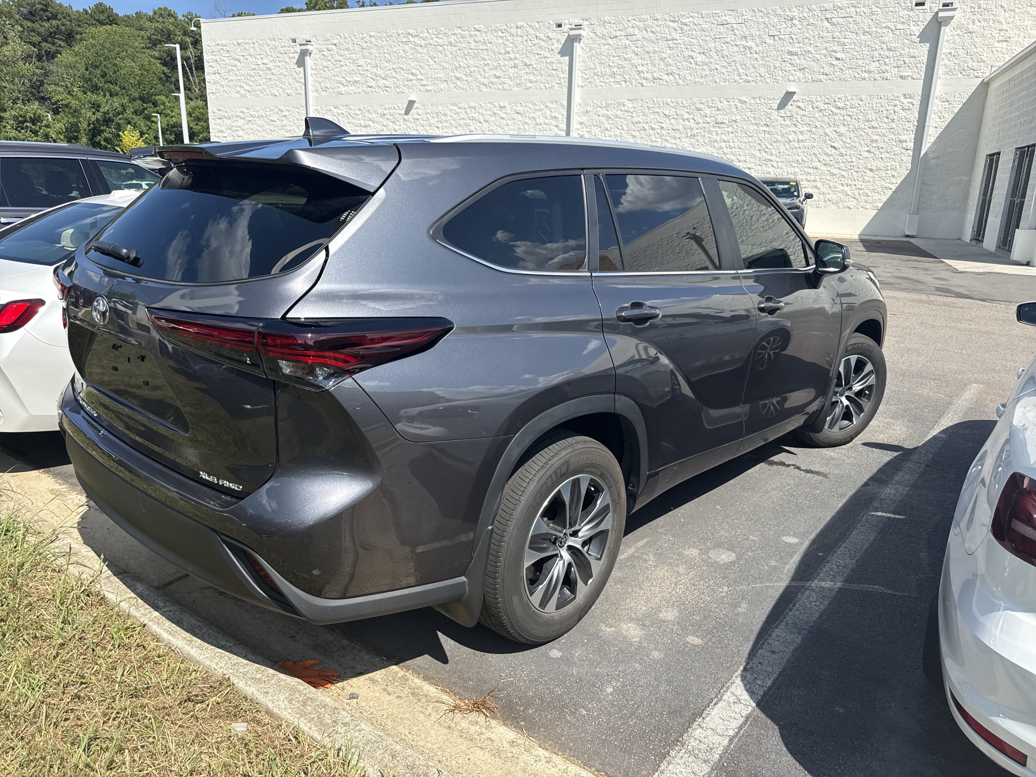 Used 2024 Toyota Highlander XLE AWD/4WD image 42