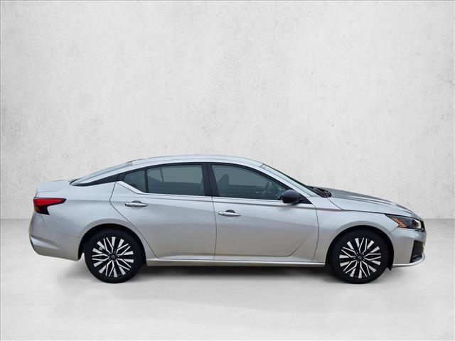 Used 2025 Nissan Altima 2.5 SV FWD image 4