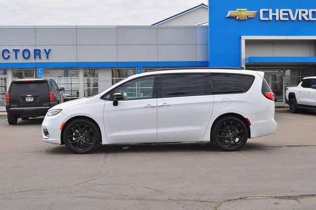 Used 2025 Chrysler Pacifica Limited image 6