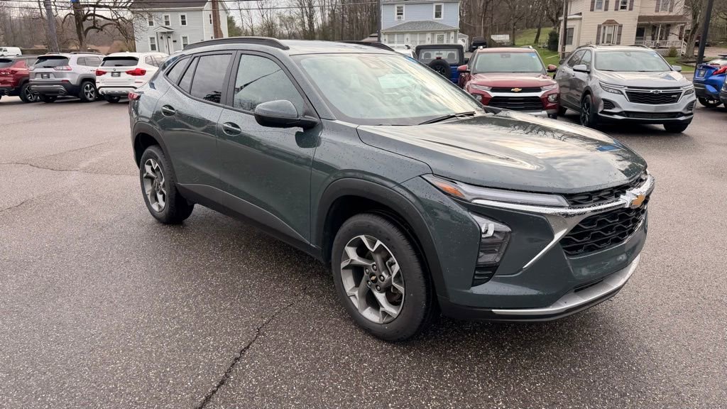 Used 2025 Chevrolet Trax LT image 2