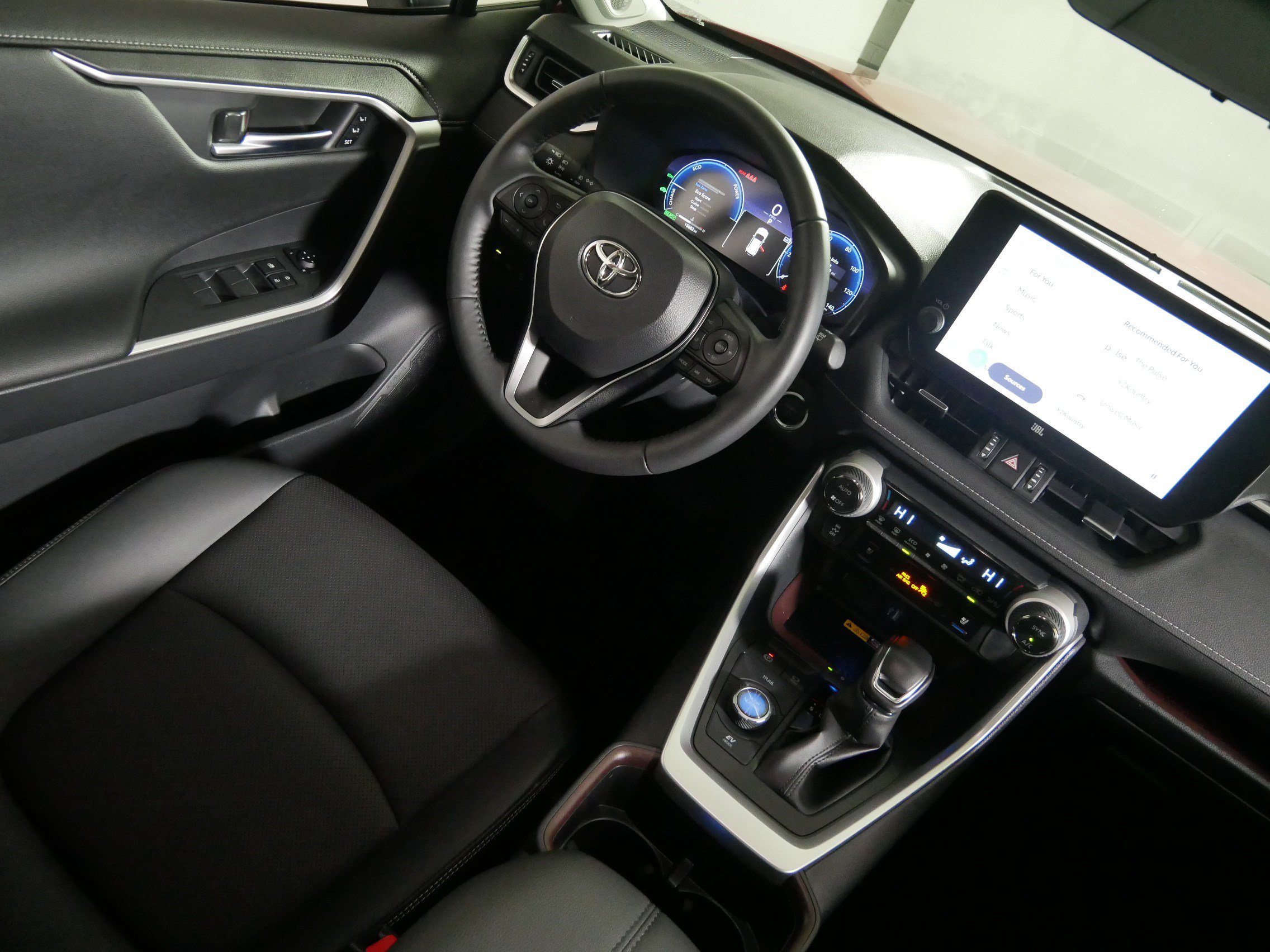 Used 2025 Toyota RAV4 Limited w/ Advanced Technology Package AWD/4WD image 9