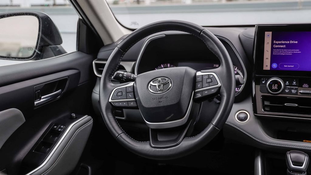 Used 2024 Toyota Highlander XLE AWD/4WD image 18