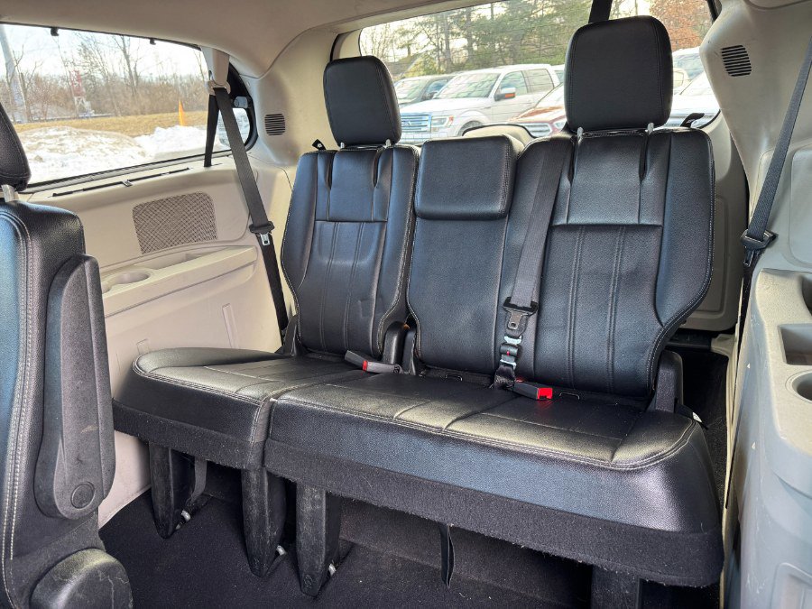 Used 2014 Chrysler Town & Country Touring-L w/ Driver Convenience Group image 17