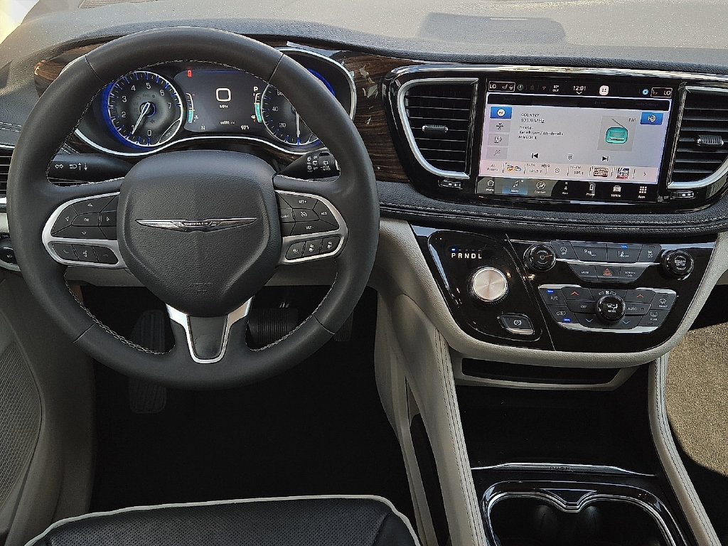 Used 2023 Chrysler Pacifica Limited FWD image 11