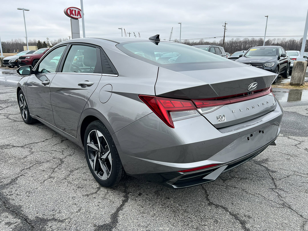 Used 2021 Hyundai Elantra Limited image 3