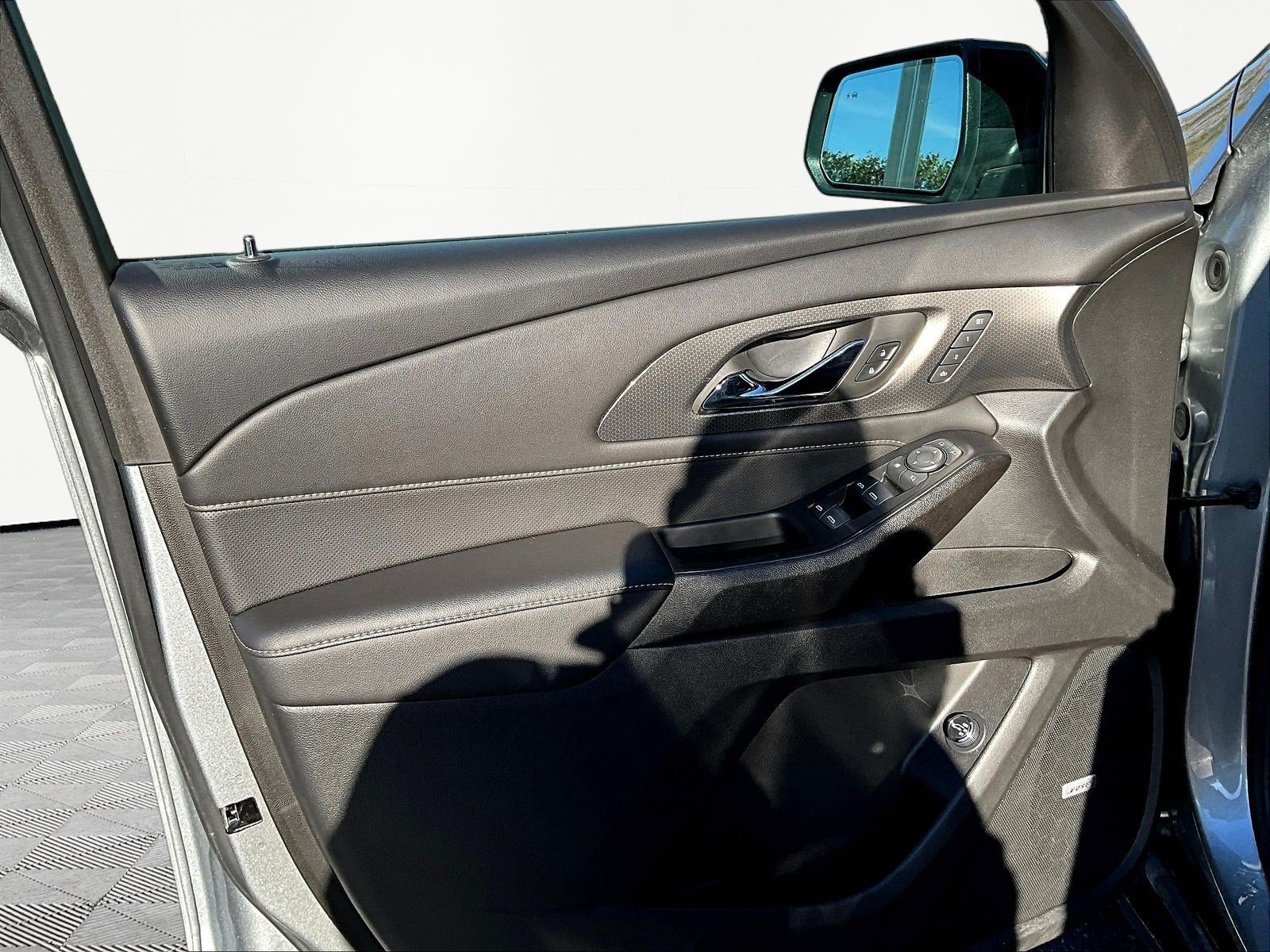 Used 2023 Chevrolet Traverse Premier w/ Redline Edition FWD image 20