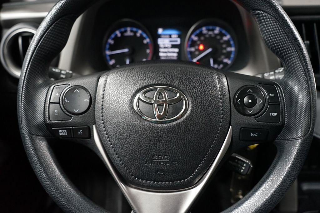 Used 2018 Toyota RAV4 LE FWD image 12