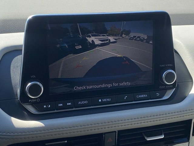 Used 2023 Nissan Rogue SV image 3