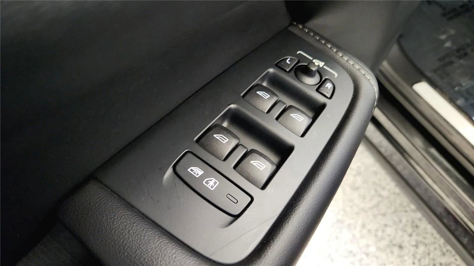 Used 2023 Volvo XC60 B5 Ultimate w/ Climate Package image 30