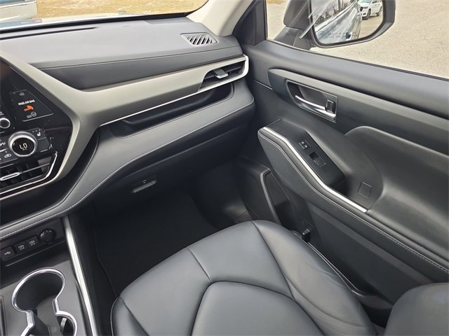 Used 2021 Toyota Highlander XLE image 12