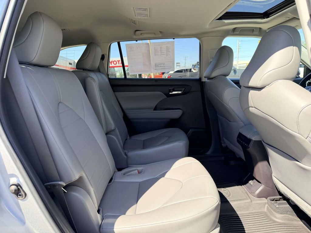 Used 2023 Toyota Highlander XLE image 14