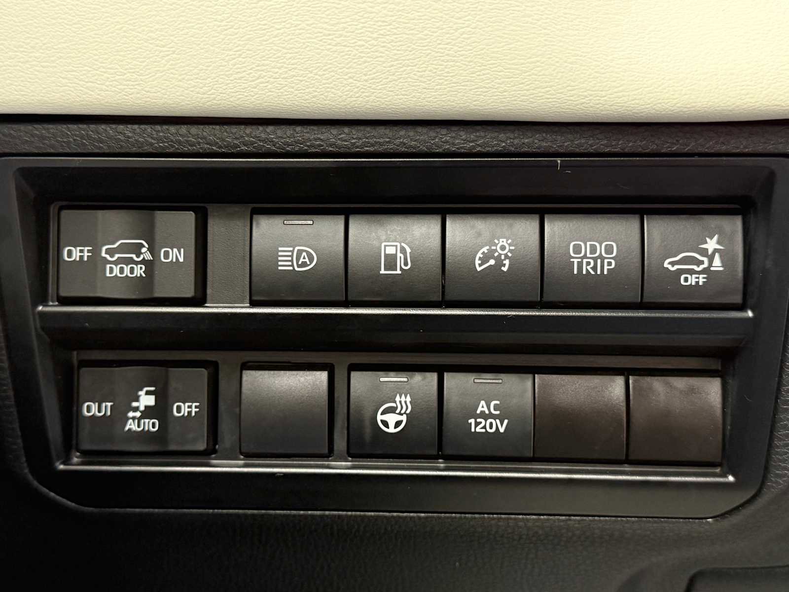 Used 2023 Toyota Sequoia Capstone AWD/4WD image 39