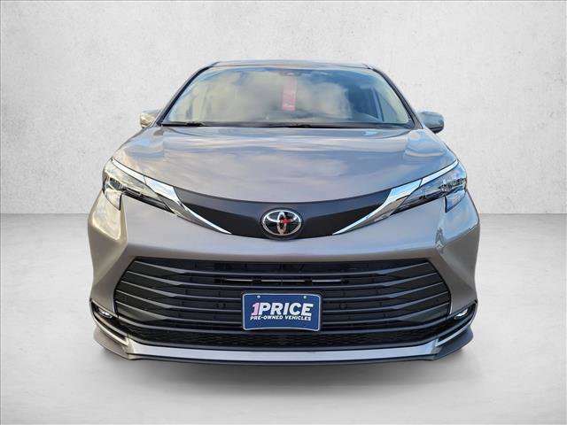 Used 2026 Toyota Sienna XLE FWD image 2
