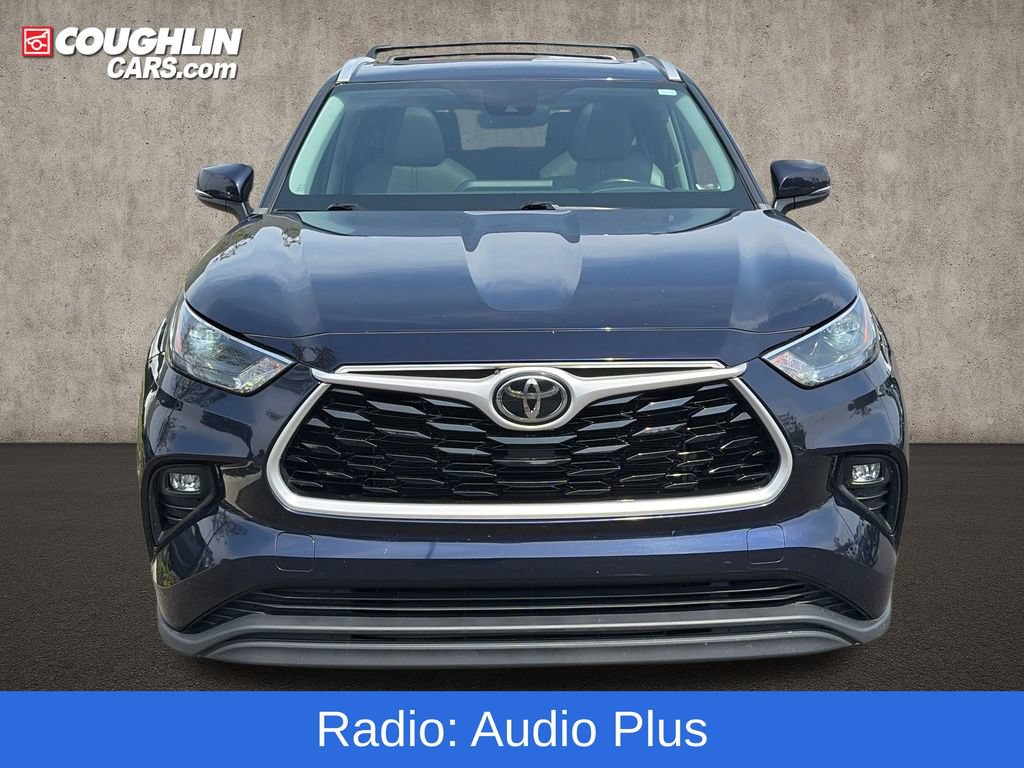Used 2022 Toyota Highlander XLE AWD/4WD image 3