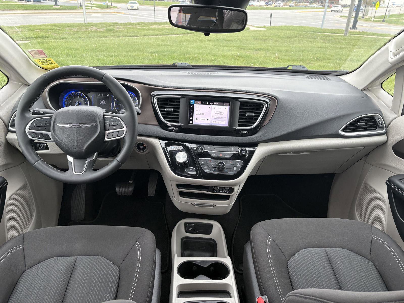 Used 2023 Chrysler Voyager LX image 13