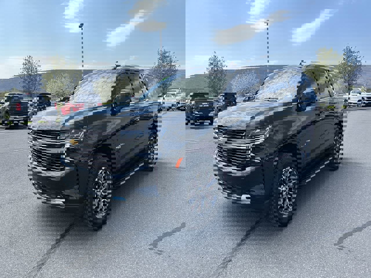 Used 2024 Chevrolet Tahoe LT w/ Luxury Package AWD/4WD image 3