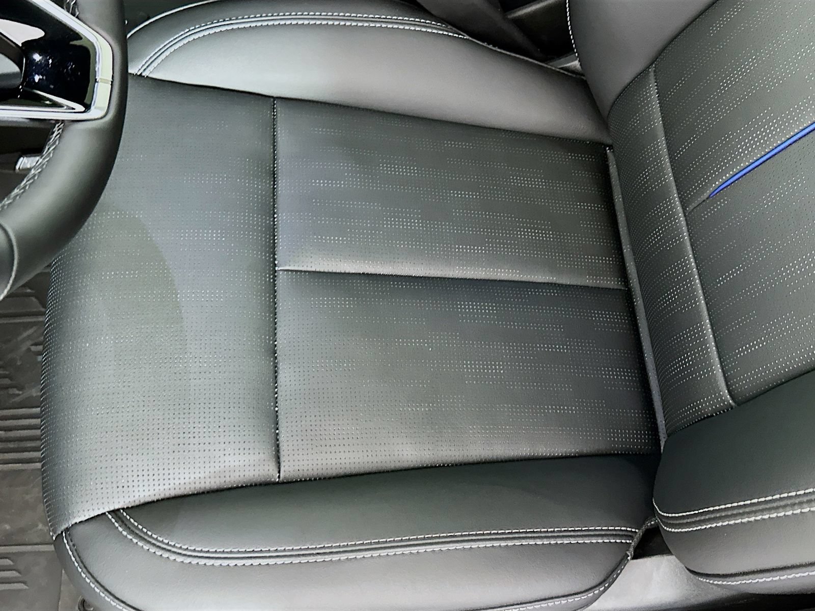Used 2025 Cadillac Lyriq Sport w/ LPO, Floor Liner Package AWD/4WD image 19